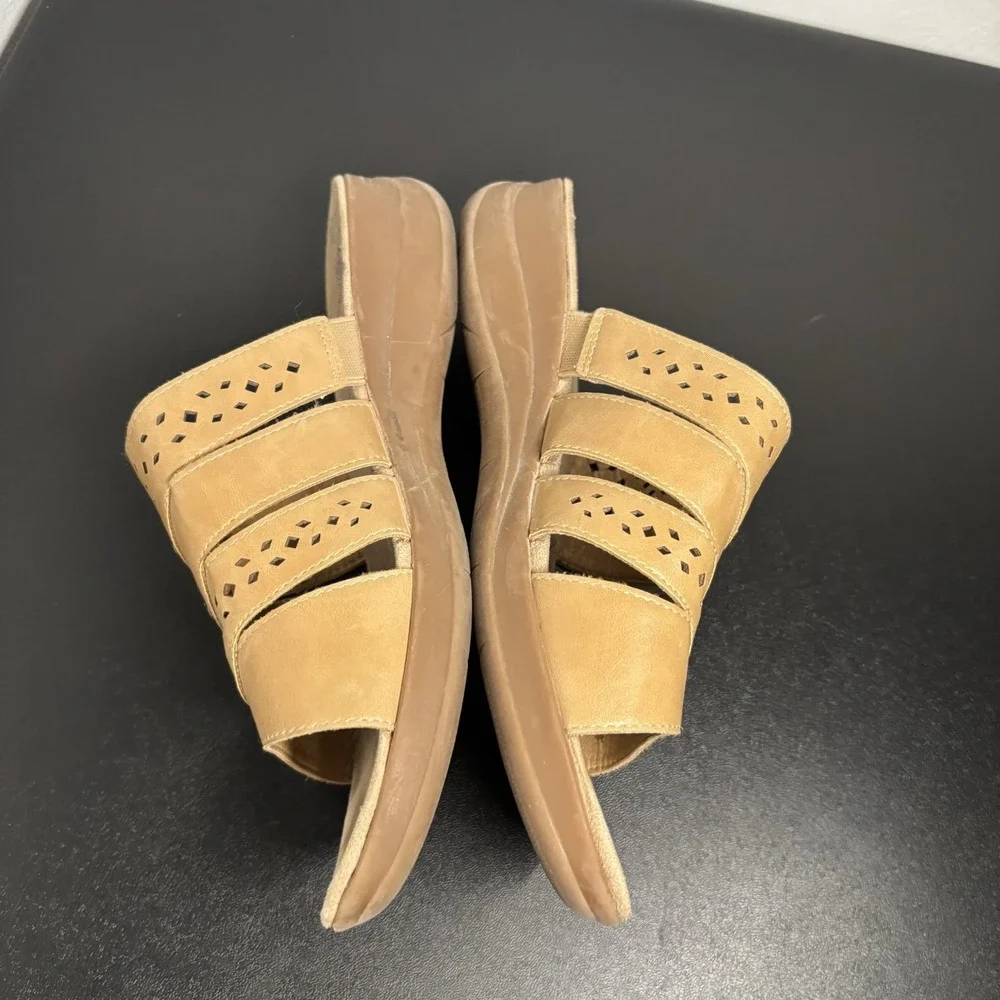 Baretraps Women's Jacalyn Tan Wedge‎ Sandals Size 8W Casual Slip On Shoes